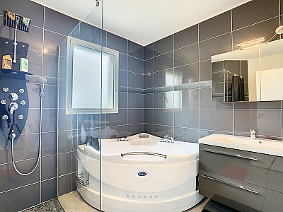 MAISON A LOUER - ST CYR AU MONT D OR - 177.64 m2 - 3935€ charges comprises par mois
