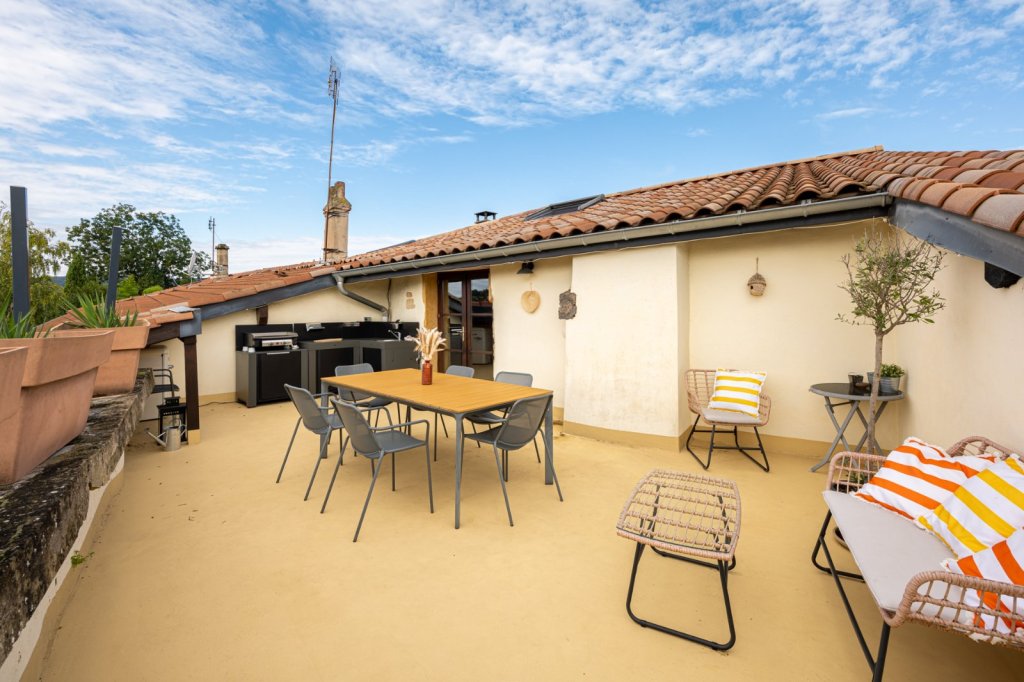 Maison de ville 6 pièces avec terrasse - 4 chambre - FONTAINES ST MARTIN - 219 m2 - VENDU