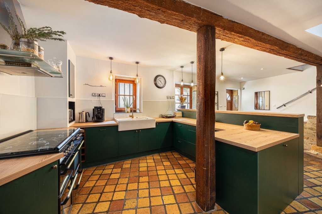 Maison de ville 6 pièces avec terrasse - 4 chambre - FONTAINES ST MARTIN - 219 m2 - VENDU