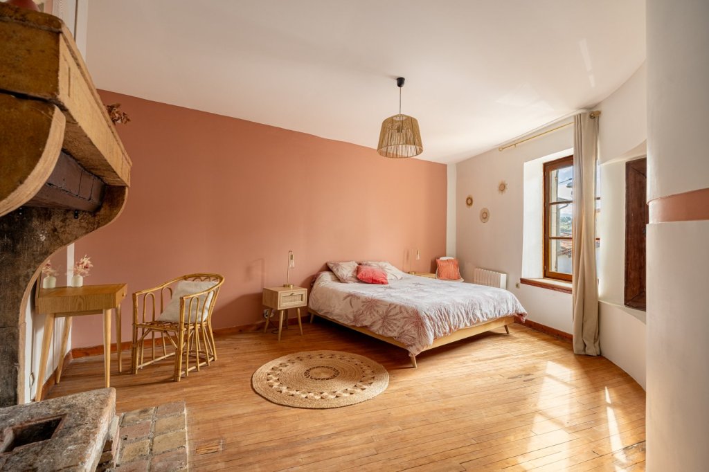 Maison de ville 6 pièces avec terrasse - 4 chambre - FONTAINES ST MARTIN - 219 m2 - VENDU