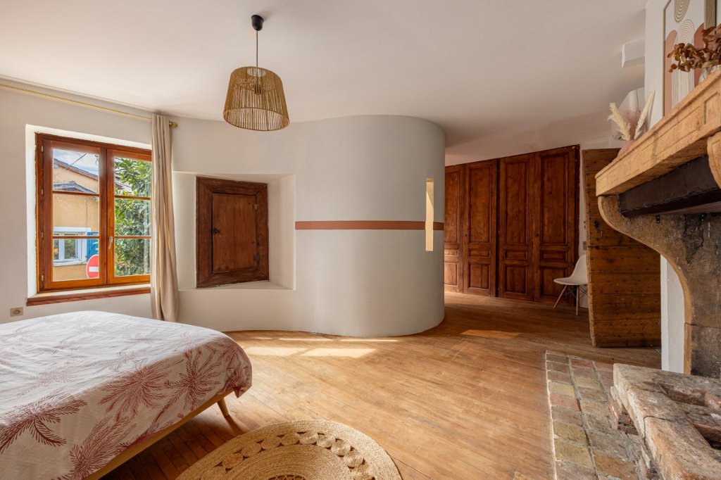 Maison de ville 6 pièces avec terrasse - 4 chambre - FONTAINES ST MARTIN - 219 m2 - VENDU
