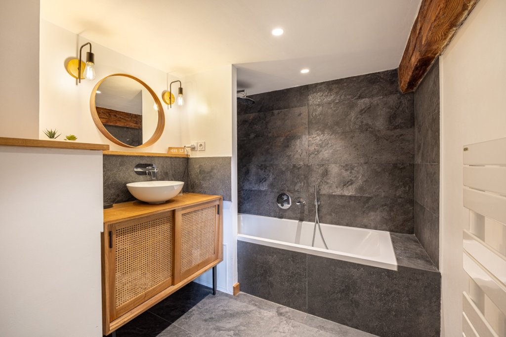 Maison de ville 6 pièces avec terrasse - 4 chambre - FONTAINES ST MARTIN - 219 m2 - VENDU