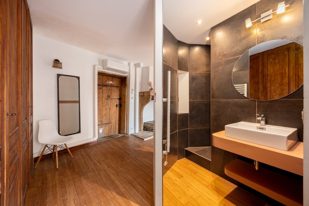 Maison de ville 6 pièces avec terrasse - 4 chambre - FONTAINES ST MARTIN - 219 m2 - VENDU