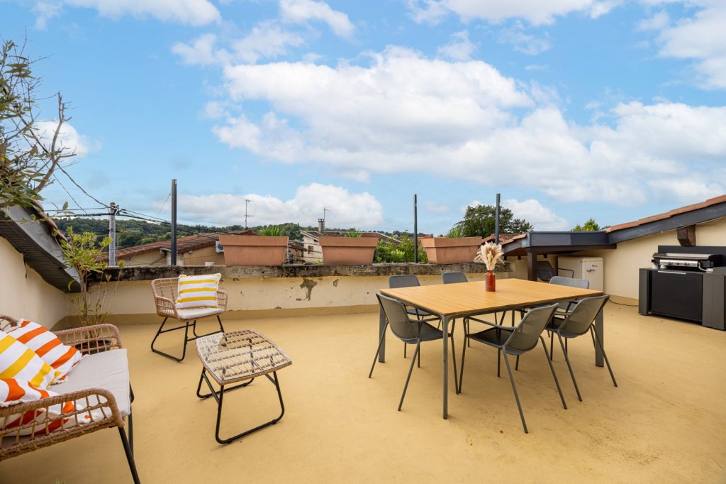Maison de ville 6 pièces avec terrasse - 4 chambre - FONTAINES ST MARTIN - 219 m2 - VENDU