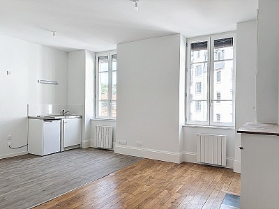 STUDIO A LOUER - LYON 9EME ARRONDISSEMENT VALMY - 31.81 m2 - 624€ charges comprises par mois