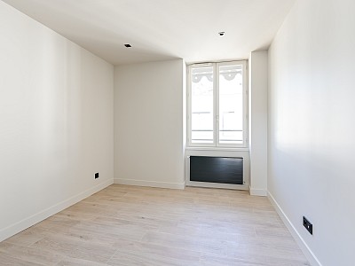 APPARTEMENT T3 A LOUER - ST CYR AU MONT D OR - 73.94 m2 - 1 836 € charges comprises par mois