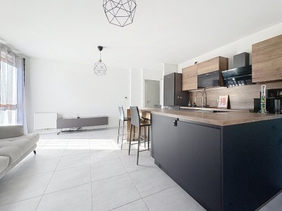 APPARTEMENT T3 A VENDRE - SATHONAY CAMP - 61 m2 - 245�000�&euro;