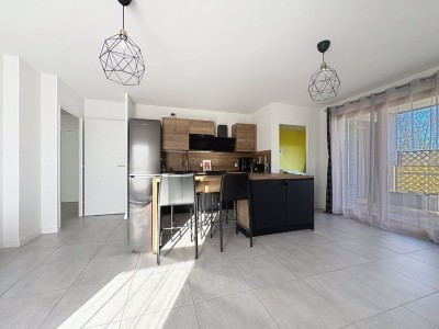 APPARTEMENT T3 A VENDRE - SATHONAY CAMP - 61 m2 - 245�000�&euro;