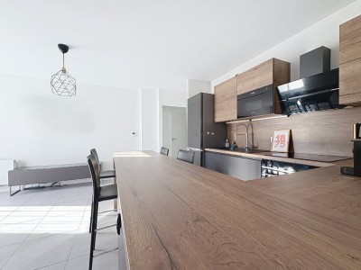 APPARTEMENT T3 A VENDRE - SATHONAY CAMP - 61 m2 - 245�000�&euro;