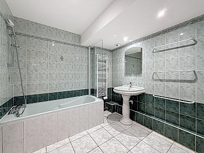 APPARTEMENT T4 A LOUER - LYON 7EME ARRONDISSEMENT - 117.89 m2 - 1585€ charges comprises par mois