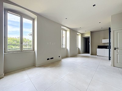 APPARTEMENT T4 A LOUER - ST CYR AU MONT D OR - 78.2 m2 - 1 900 € charges comprises par mois