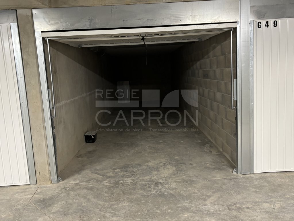 GARAGE A LOUER - DECINES CHARPIEU - 20 m2 - 135 &euro; charges comprises par mois