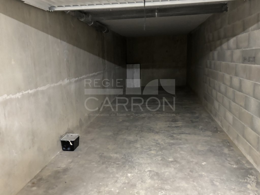 GARAGE A LOUER - DECINES CHARPIEU - 20 m2 - 135 &euro; charges comprises par mois