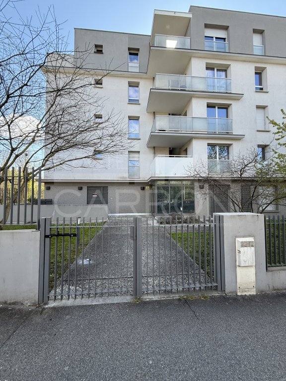 STUDIO A LOUER - BRON - 36.28 m2 - 705�&euro; charges comprises par mois