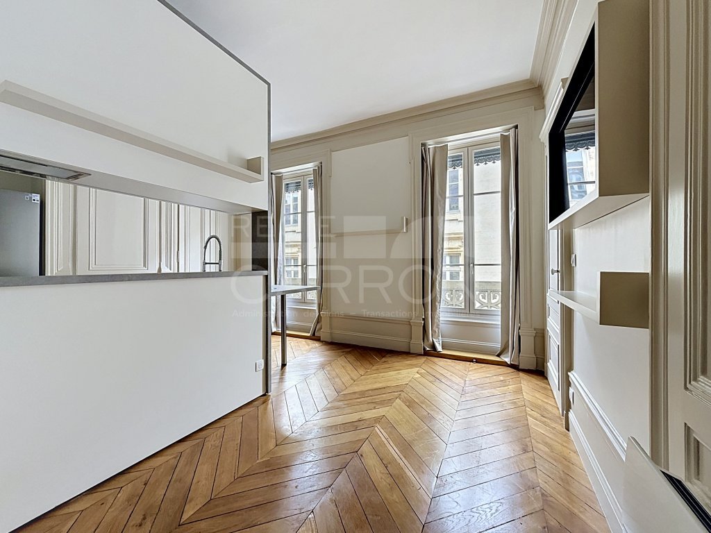 APPARTEMENT T2 A LOUER - LYON 1ER ARRONDISSEMENT - 35.6 m2 - 993 &euro; charges comprises par mois