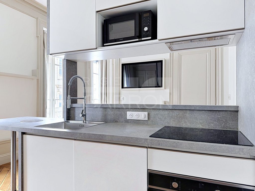 APPARTEMENT T2 A LOUER - LYON 1ER ARRONDISSEMENT - 35.6 m2 - 993 &euro; charges comprises par mois