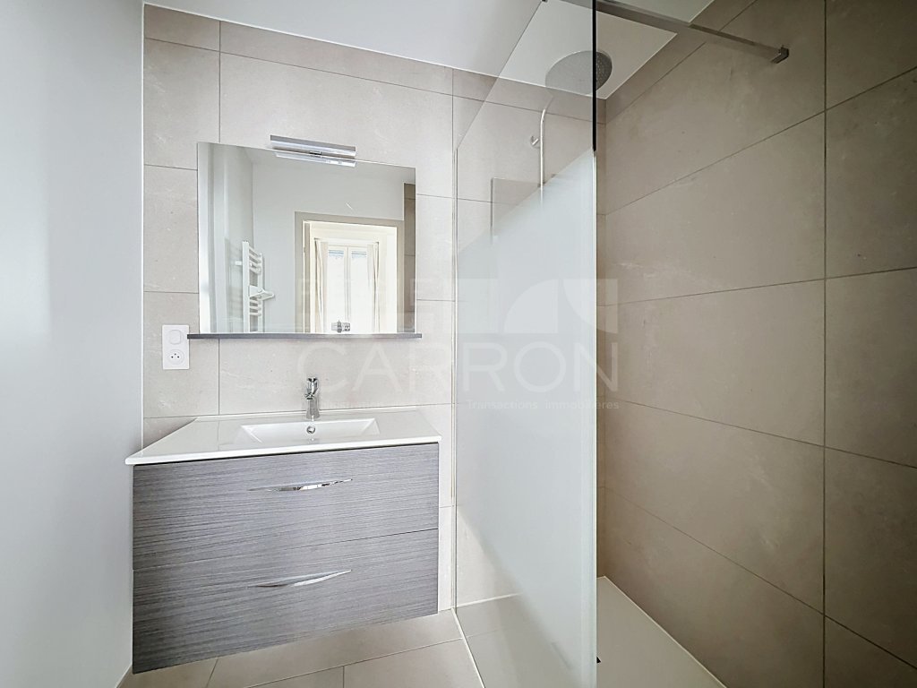 APPARTEMENT T2 A LOUER - LYON 1ER ARRONDISSEMENT - 35.6 m2 - 993 &euro; charges comprises par mois