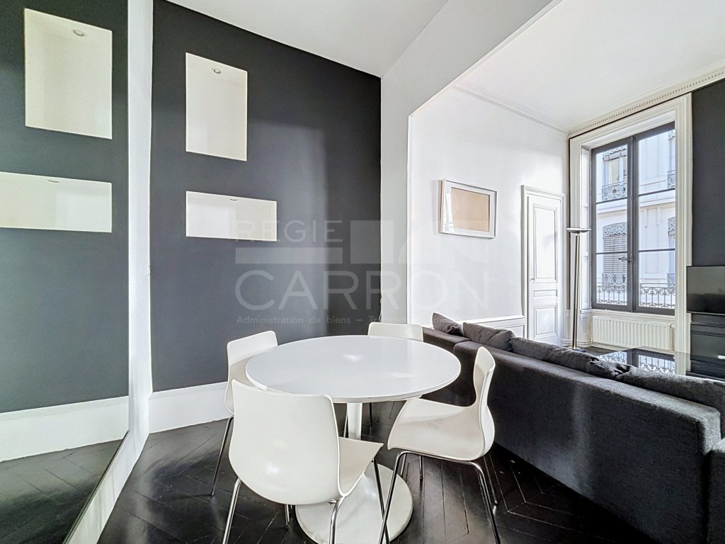 APPARTEMENT T2 A LOUER - LYON 1ER ARRONDISSEMENT - 54.19 m2 - 1 072,45 &euro; charges comprises par mois