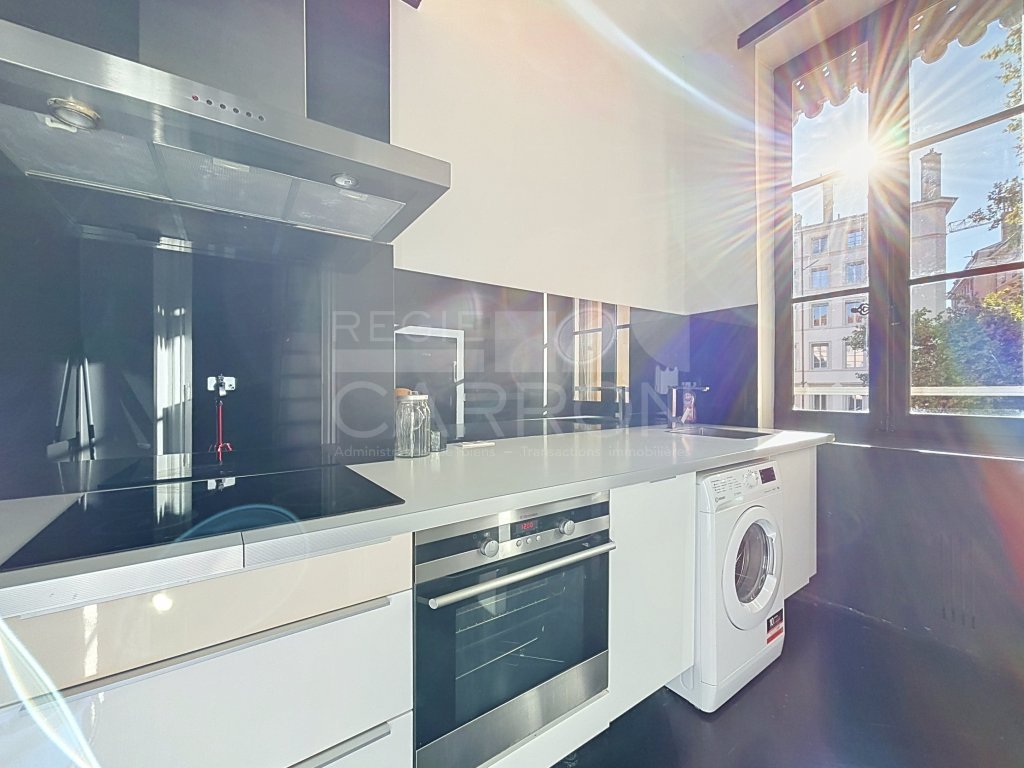 APPARTEMENT T2 A LOUER - LYON 1ER ARRONDISSEMENT - 54.19 m2 - 1 072,45 &euro; charges comprises par mois