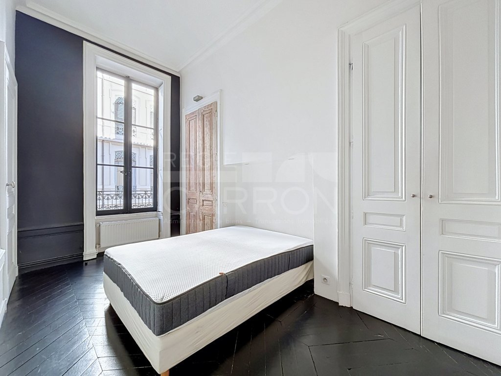 APPARTEMENT T2 A LOUER - LYON 1ER ARRONDISSEMENT - 54.19 m2 - 1 072,45 &euro; charges comprises par mois