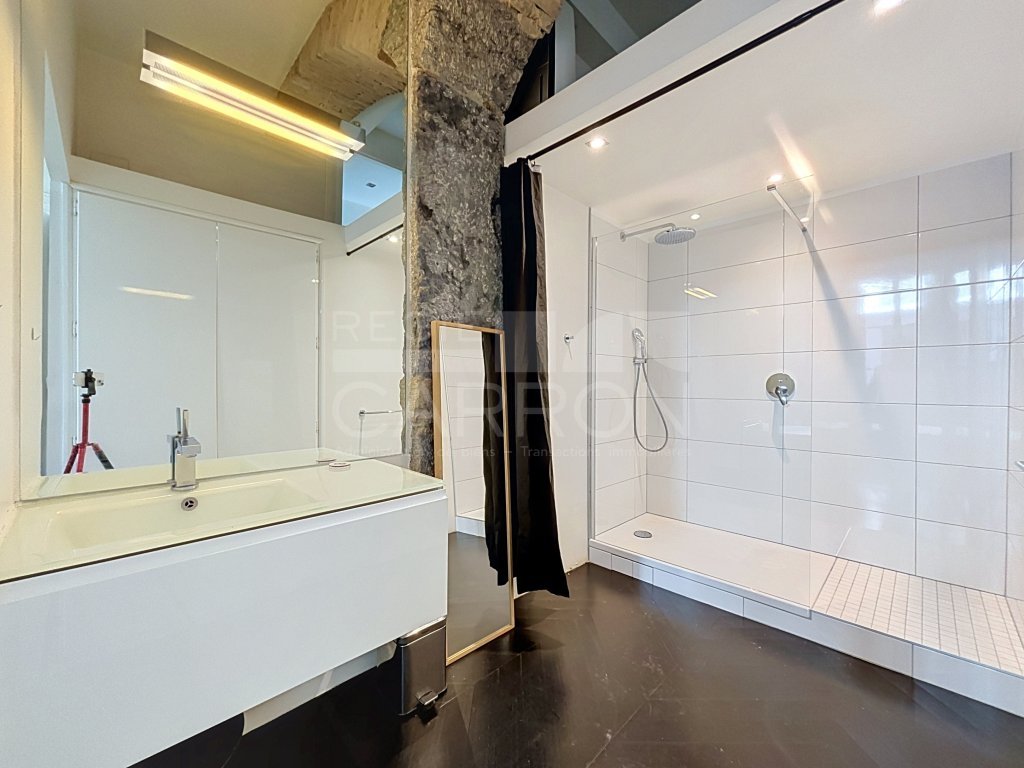 APPARTEMENT T2 A LOUER - LYON 1ER ARRONDISSEMENT - 54.19 m2 - 1 072,45 &euro; charges comprises par mois