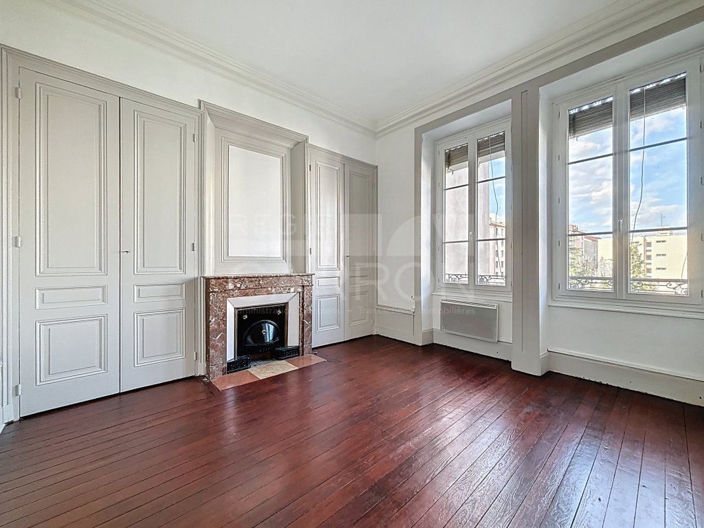 APPARTEMENT T2 A LOUER - LYON 8EME ARRONDISSEMENT - 74.53 m2 - 868 &euro; charges comprises par mois