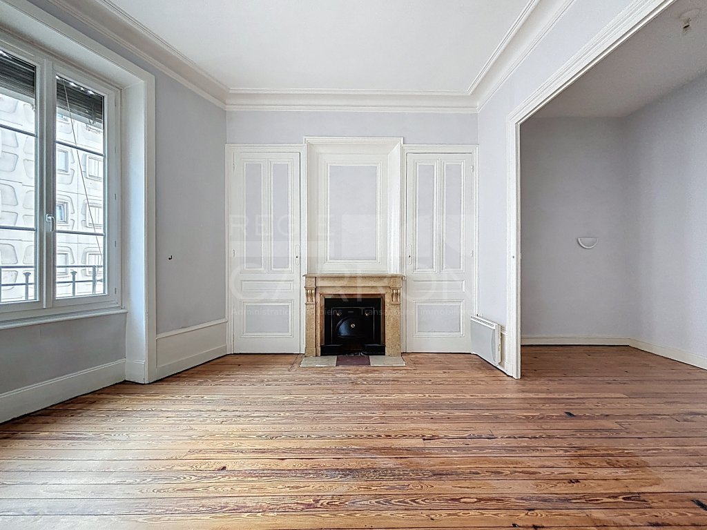APPARTEMENT T2 A LOUER - LYON 8EME ARRONDISSEMENT - 74.53 m2 - 868 &euro; charges comprises par mois