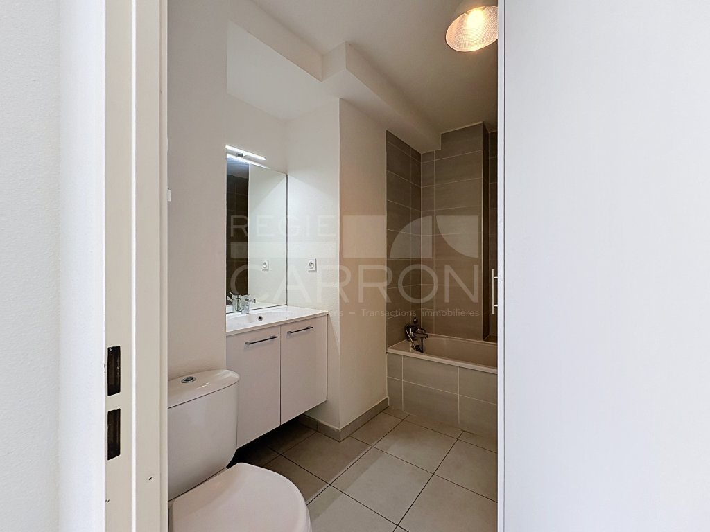 APPARTEMENT T2 A LOUER - TASSIN LA DEMI LUNE - 43.19 m2 - 830 &euro; charges comprises par mois