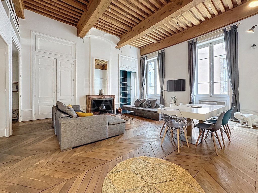 APPARTEMENT T3 A LOUER - LYON 2EME ARRONDISSEMENT - 145.48 m2 - 2 100 &euro; charges comprises par mois