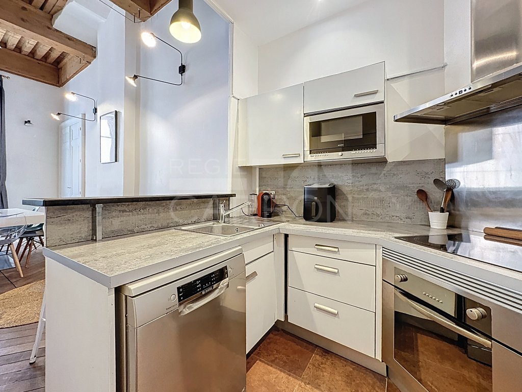 APPARTEMENT T3 A LOUER - LYON 2EME ARRONDISSEMENT - 145.48 m2 - 2 100 &euro; charges comprises par mois