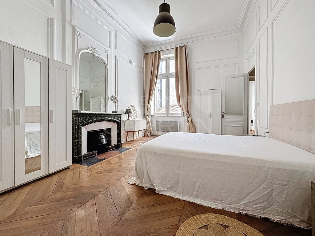 APPARTEMENT T3 A LOUER - LYON 2EME ARRONDISSEMENT - 145.48 m2 - 2 100 &euro; charges comprises par mois