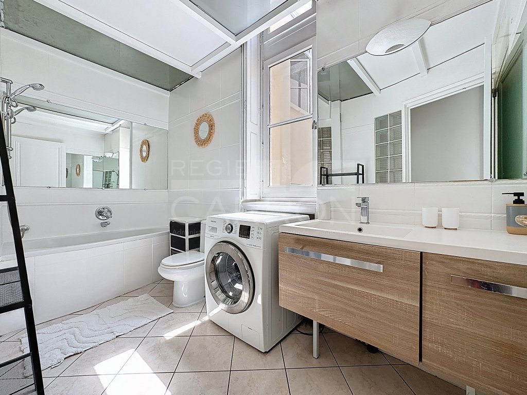 APPARTEMENT T3 A LOUER - LYON 2EME ARRONDISSEMENT - 145.48 m2 - 2 100 &euro; charges comprises par mois