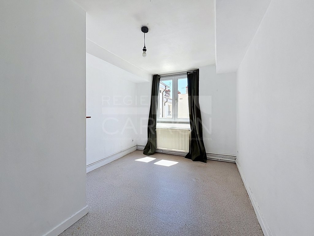 APPARTEMENT T3 A LOUER - LYON 2EME ARRONDISSEMENT - 82.71 m2 - 1 223 &euro; charges comprises par mois