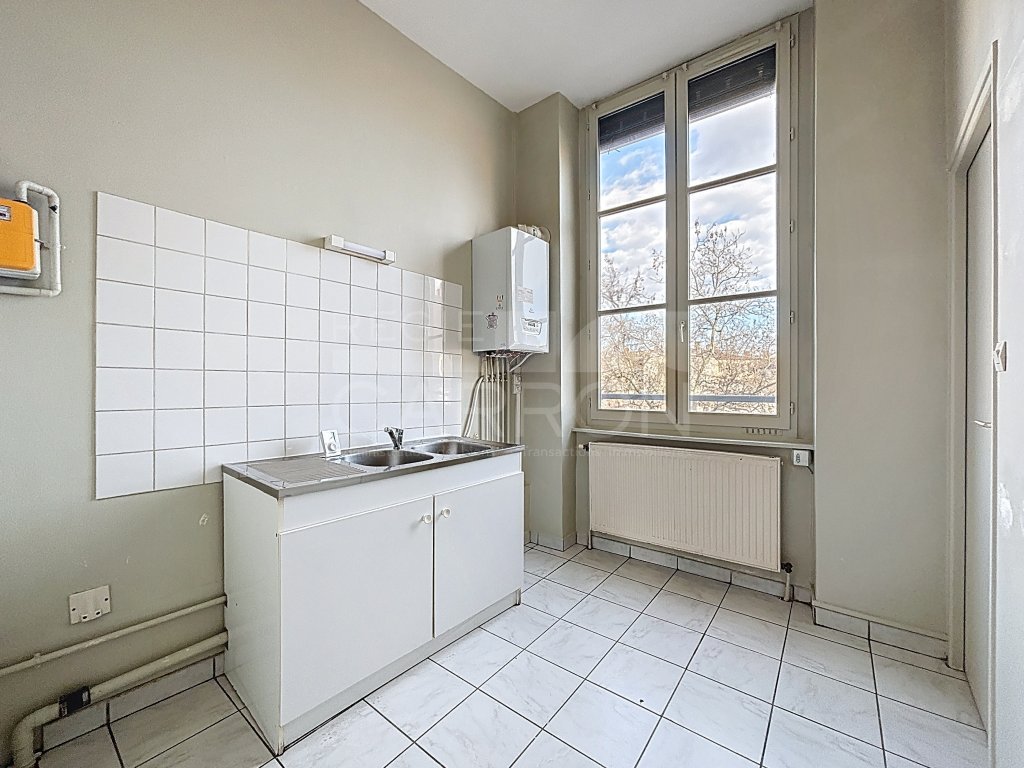 APPARTEMENT T3 A LOUER - LYON 4EME ARRONDISSEMENT - 77.68 m2 - 1�065�&euro; charges comprises par mois
