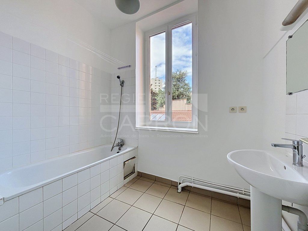 APPARTEMENT T3 A LOUER - LYON 4EME ARRONDISSEMENT - 60.04 m2 - 925 &euro; charges comprises par mois