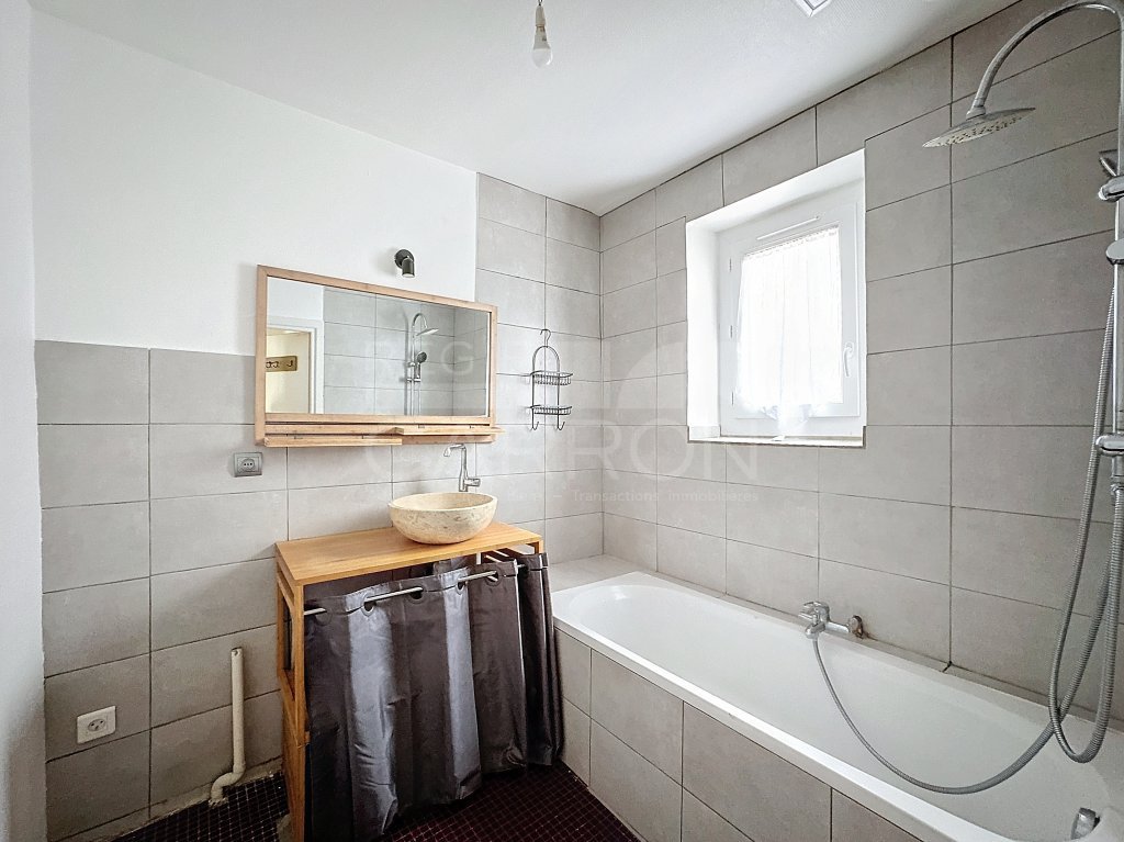 APPARTEMENT T3 A LOUER - LYON 7EME ARRONDISSEMENT - 73.96 m2 - 1�000�&euro; charges comprises par mois