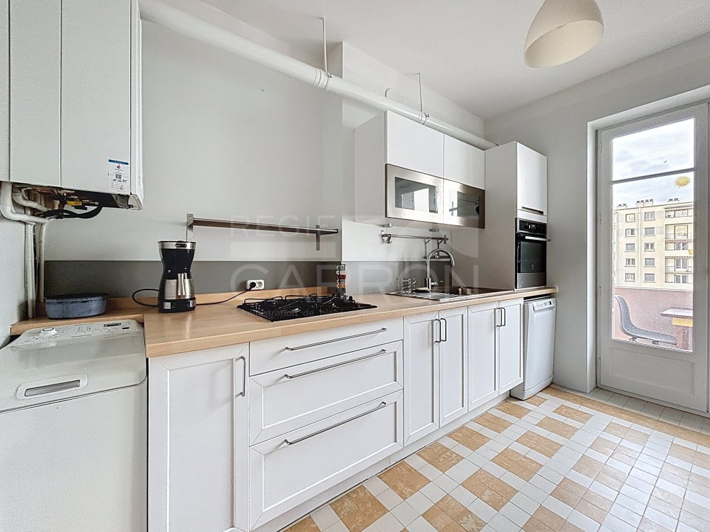 APPARTEMENT T3 A LOUER - LYON 8EME ARRONDISSEMENT - 76.7 m2 - 1�295�&euro; charges comprises par mois