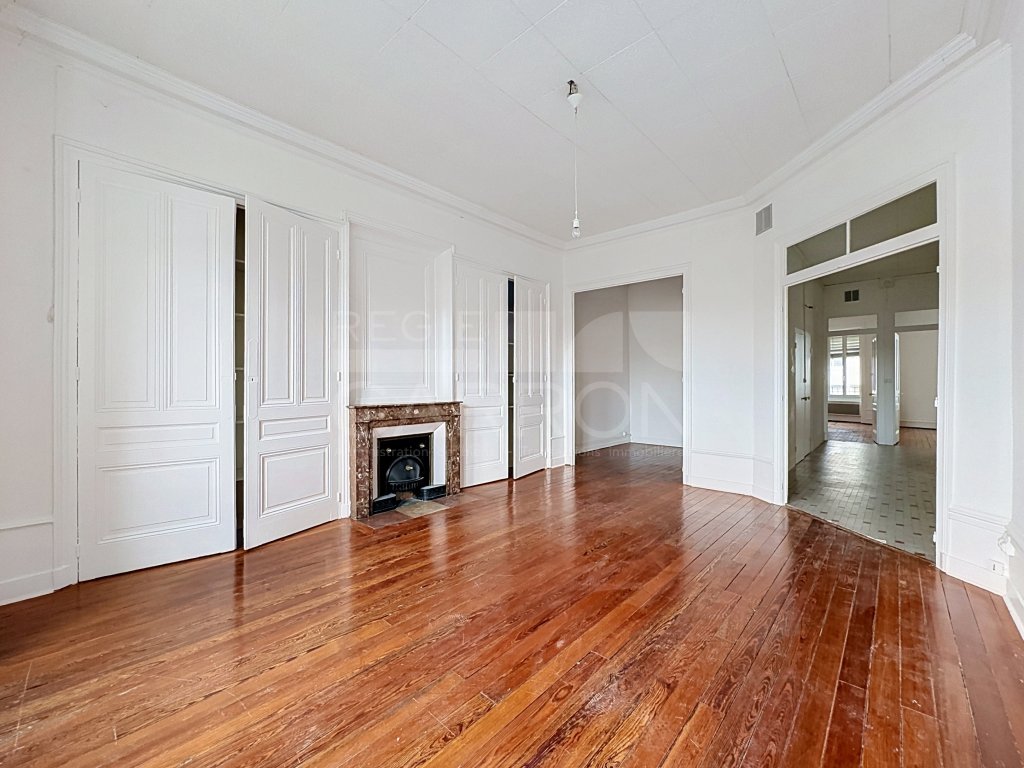 APPARTEMENT T3 A LOUER - LYON 8EME ARRONDISSEMENT - 121 m2 - 1 069 &euro; charges comprises par mois