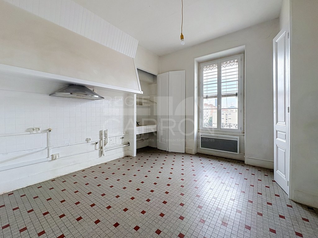APPARTEMENT T3 A LOUER - LYON 8EME ARRONDISSEMENT - 121 m2 - 1 069 &euro; charges comprises par mois