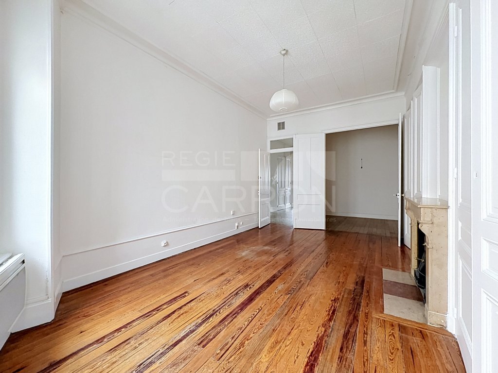 APPARTEMENT T3 A LOUER - LYON 8EME ARRONDISSEMENT - 121 m2 - 1 069 &euro; charges comprises par mois