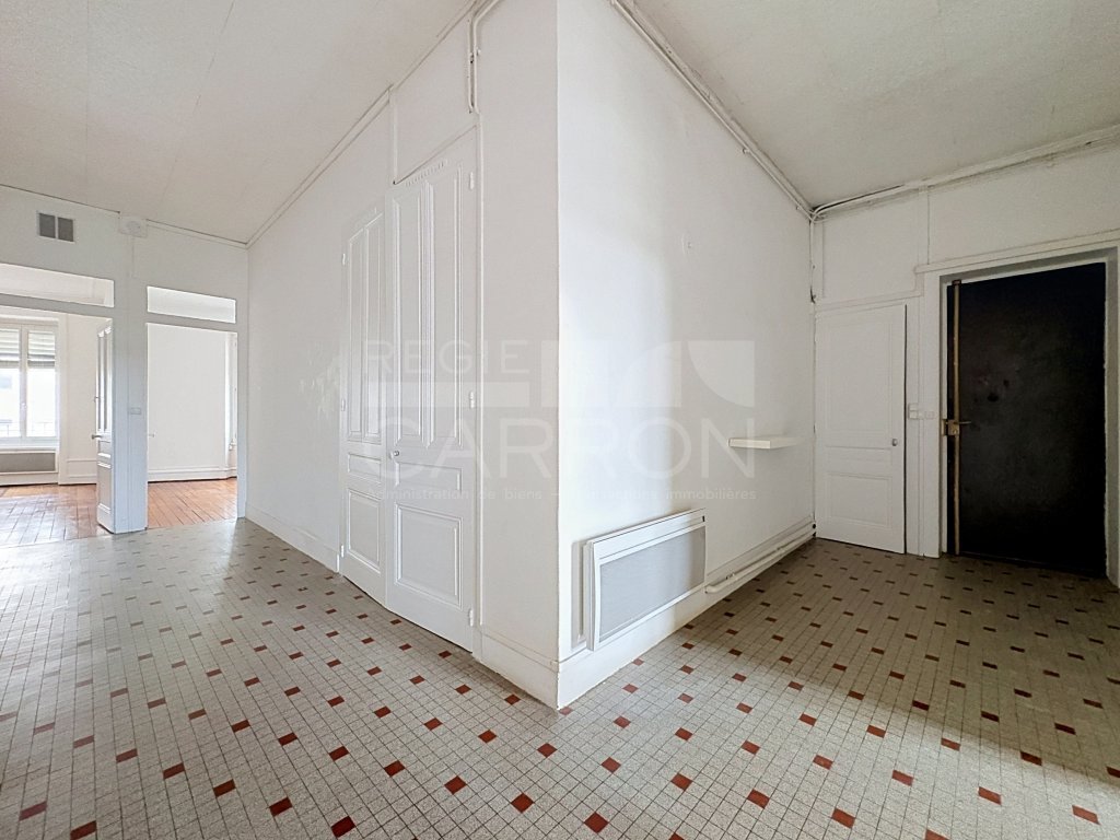 APPARTEMENT T3 A LOUER - LYON 8EME ARRONDISSEMENT - 121 m2 - 1 069 &euro; charges comprises par mois