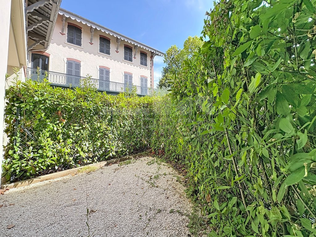 APPARTEMENT T3 A LOUER - ST CYR AU MONT D OR - 62.75 m2 - 1 580 &euro; charges comprises par mois