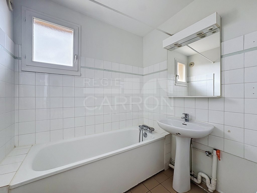 APPARTEMENT T3 A LOUER - ST GENIS LAVAL - 64.7 m2 - 804,19 &euro; charges comprises par mois