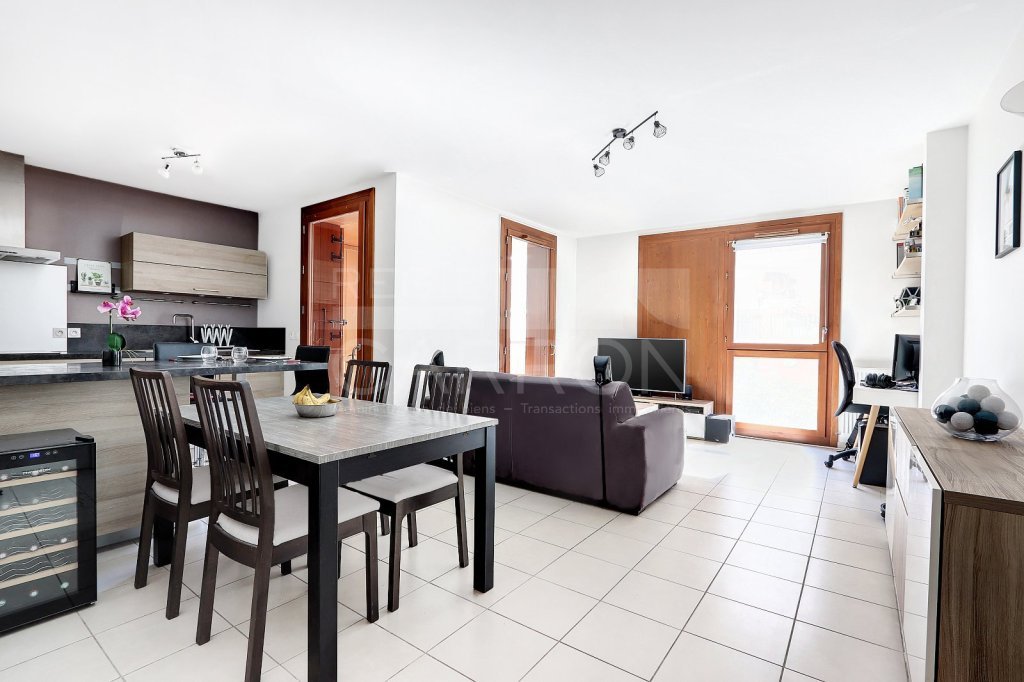 Appartement 3 pices avec loggia - 2 chambres - LYON 8EME ARRONDISSEMENT - 71 m2 - VENDU