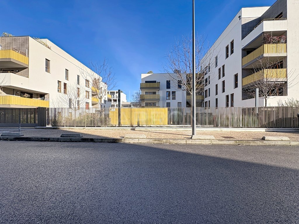 APPARTEMENT T3 A VENDRE - SATHONAY CAMP - 61 m2 - 245�000�&euro;