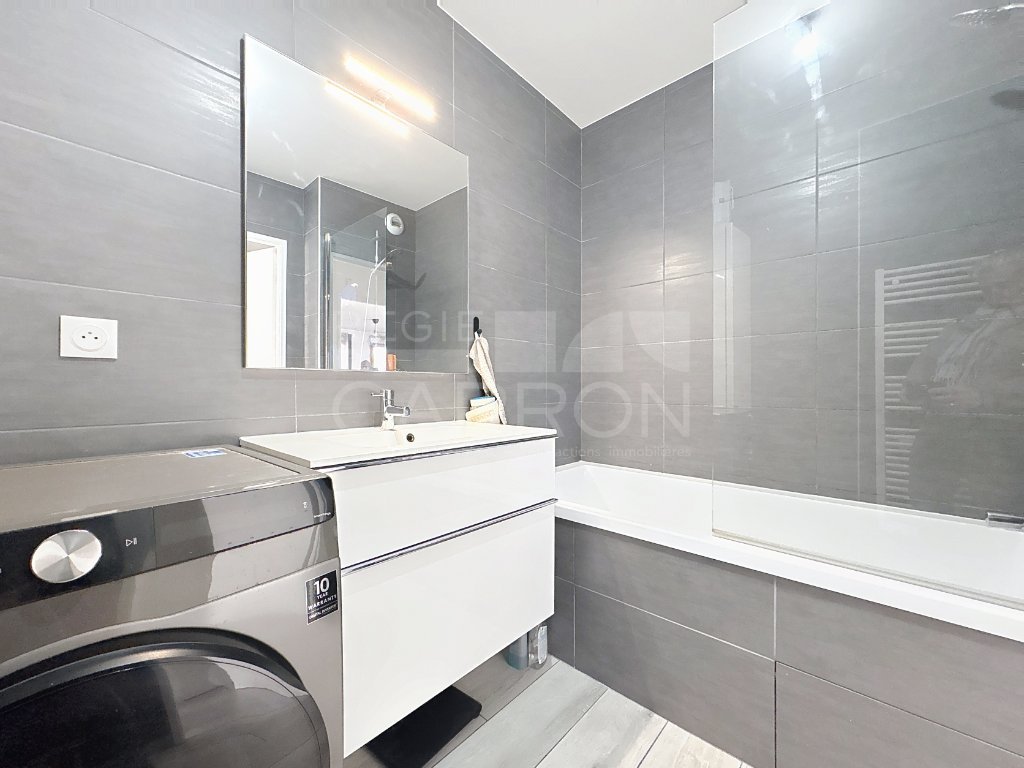 APPARTEMENT T3 A VENDRE - SATHONAY CAMP - 61 m2 - 245�000�&euro;