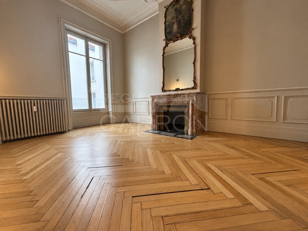APPARTEMENT T4 A LOUER - LYON 6EME ARRONDISSEMENT - 125.48 m2 - 2 310 &euro; charges comprises par mois