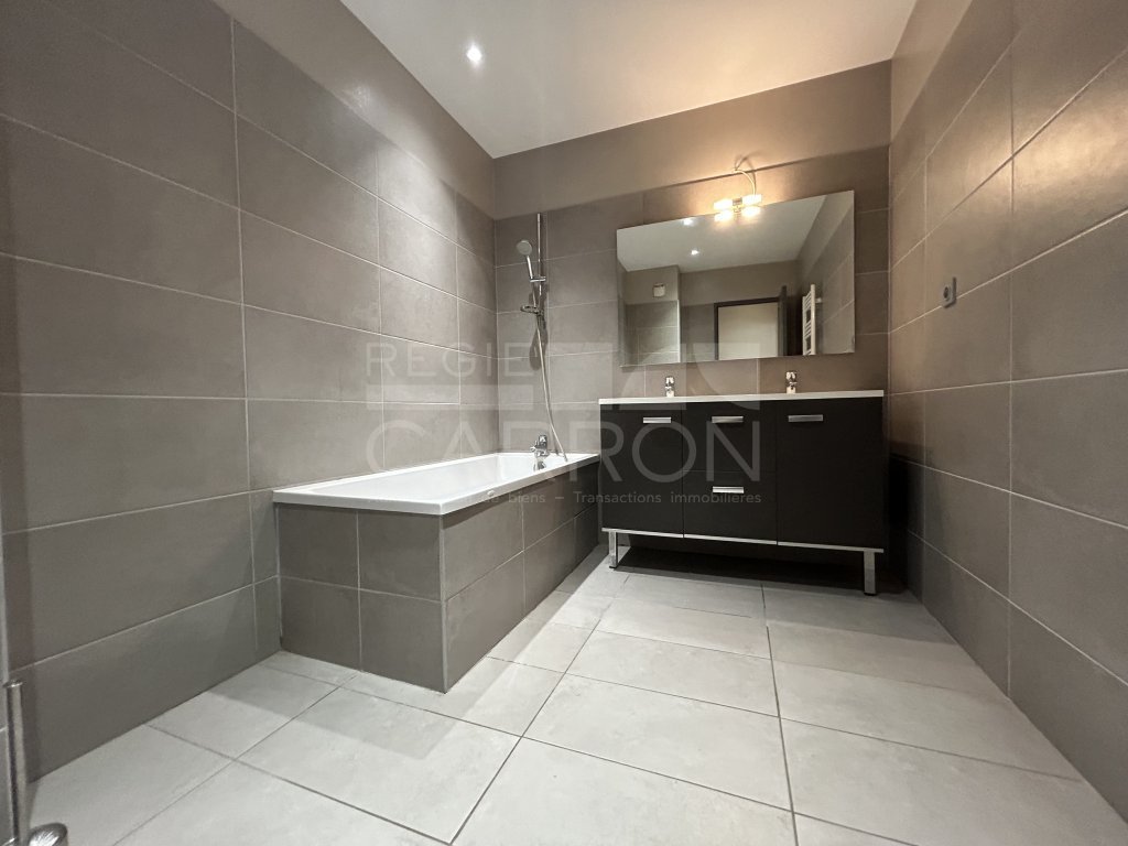 APPARTEMENT T4 A LOUER - LYON 6EME ARRONDISSEMENT - 125.48 m2 - 2 310 &euro; charges comprises par mois