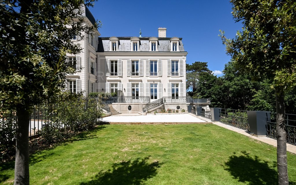 APPARTEMENT T5 A LOUER - ST CYR AU MONT D OR - 3 550 &euro; charges comprises par mois