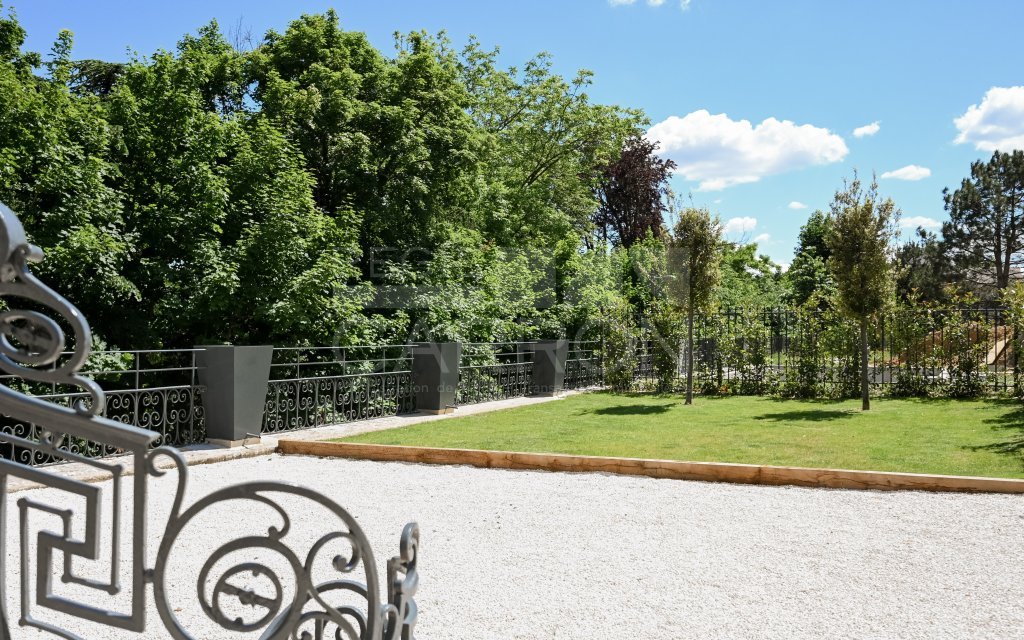 APPARTEMENT T5 A LOUER - ST CYR AU MONT D OR - 3 550 &euro; charges comprises par mois